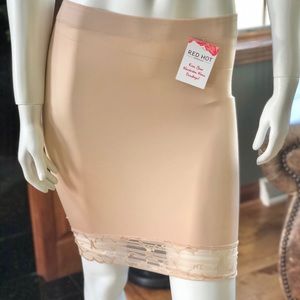 🆕New w/tag SPANX LUXE & LEAN HALF SLIP SOFT NUDE